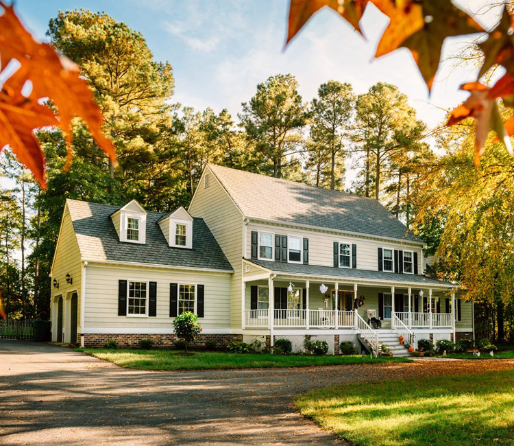 A hous with a porch and a driveway, pest-free thanks to ELEET