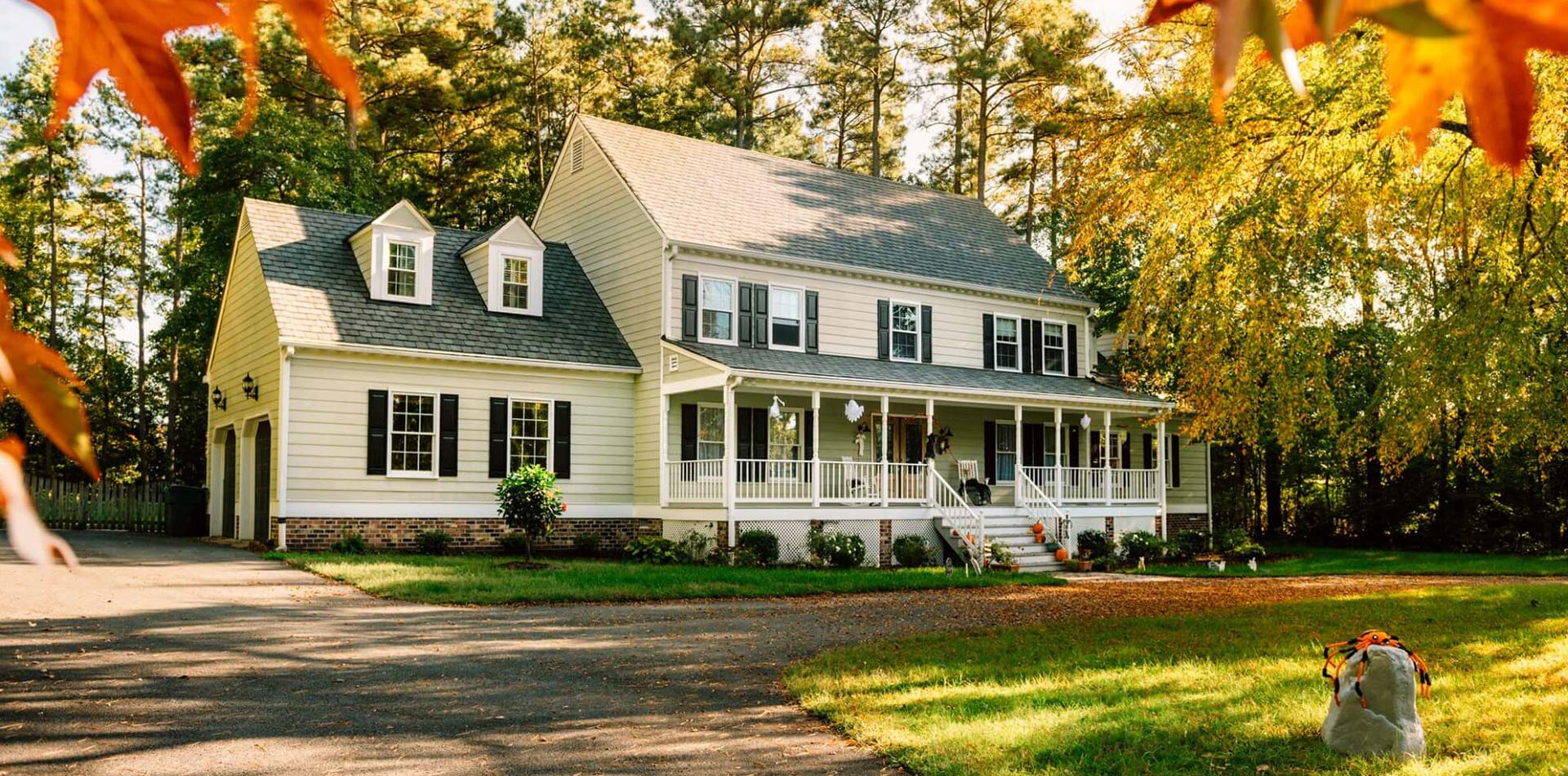 A hous with a porch and a driveway, pest-free thanks to ELEET